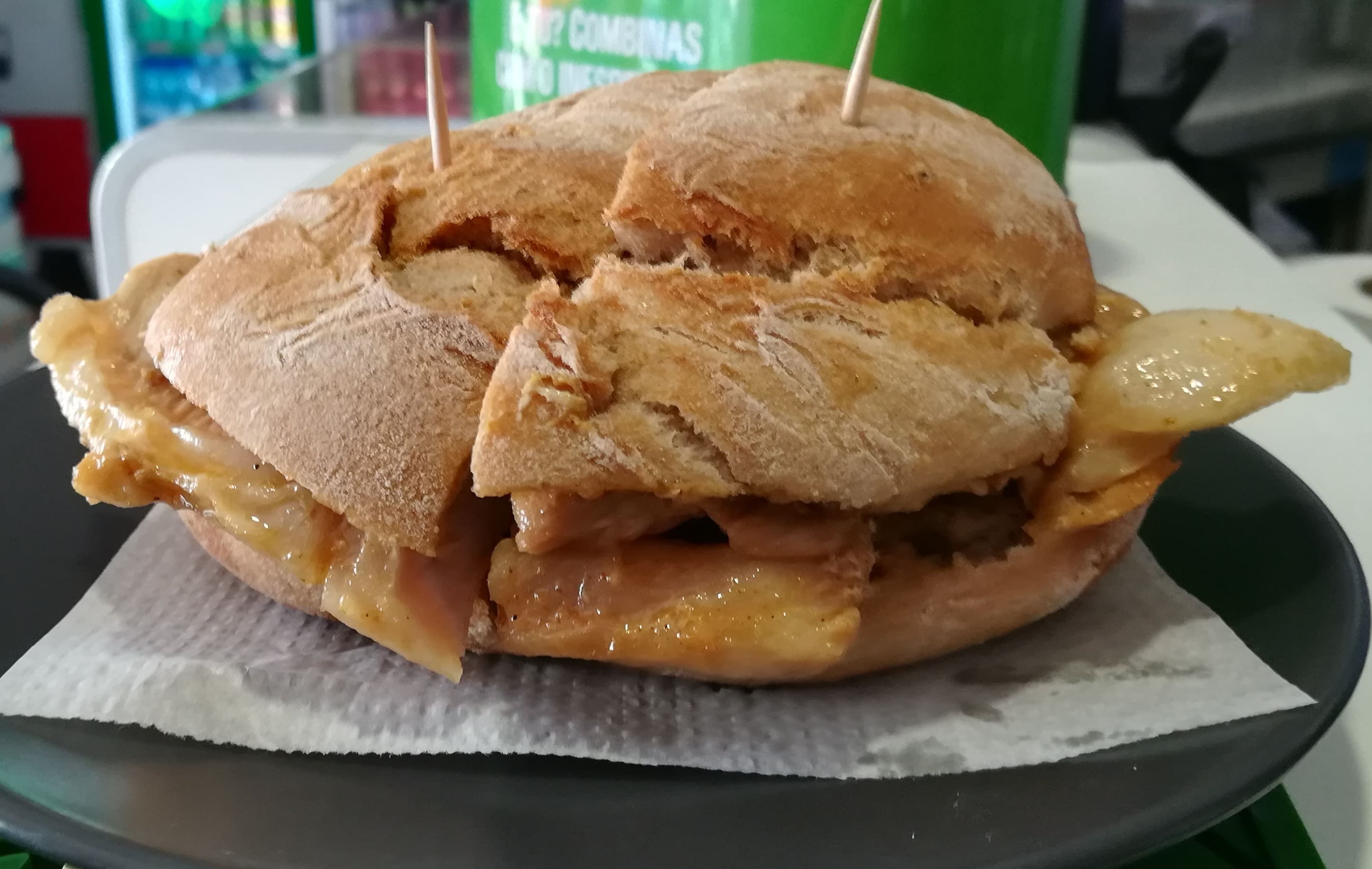 Pão , Carne de Porco , Molho Especial