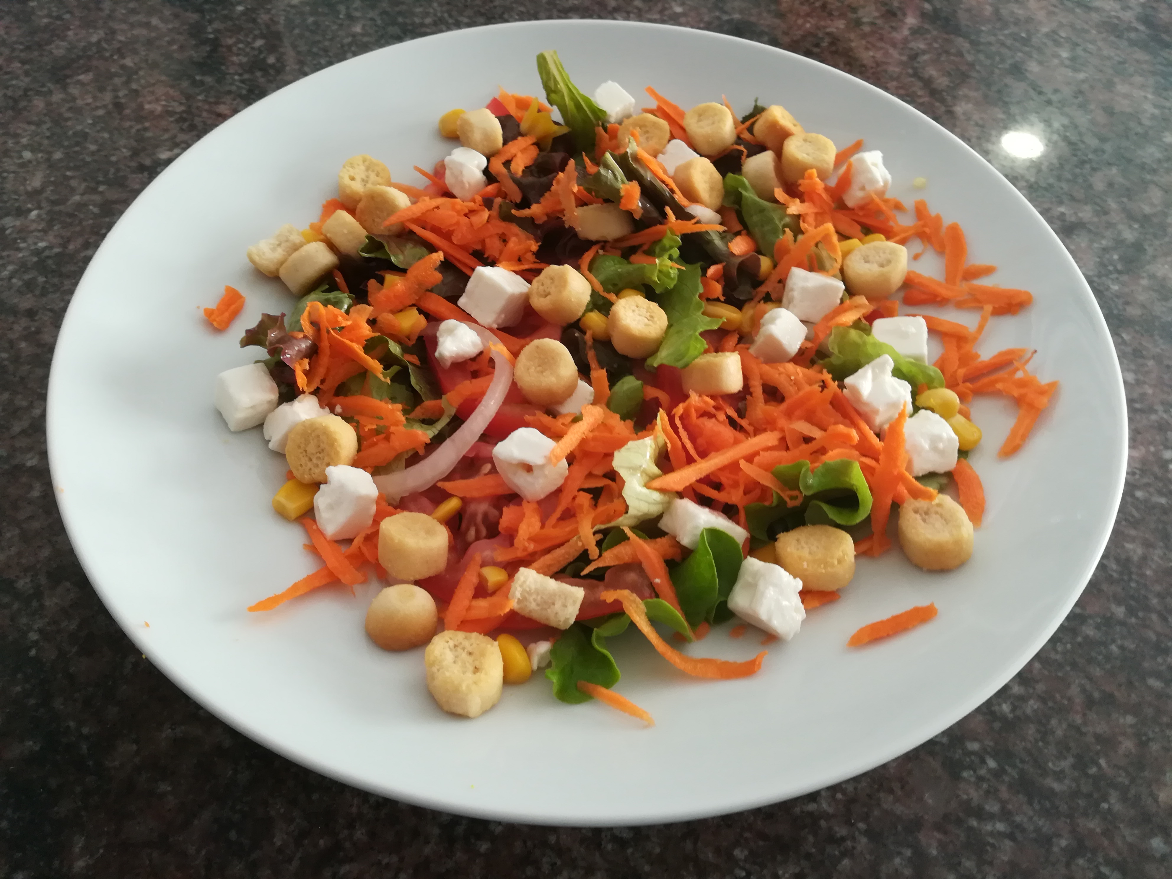 Nº2 – Alf.,tom.,ceb.,cenoura,pimento,milho,queijo feta, crouttons