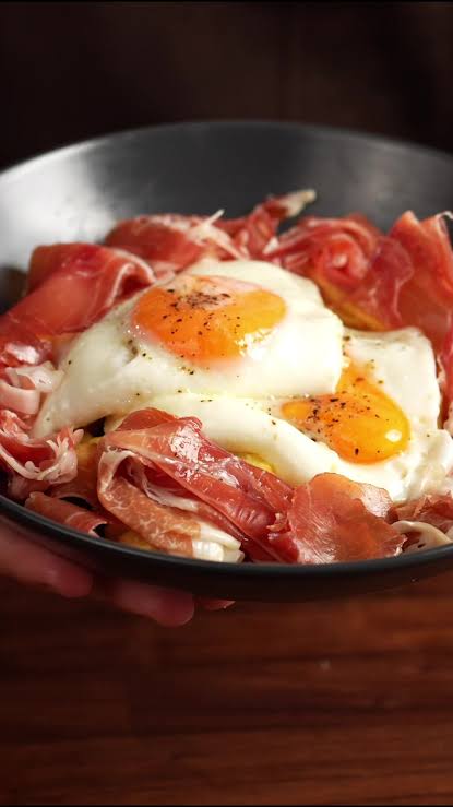 Ovos rotos com presunto