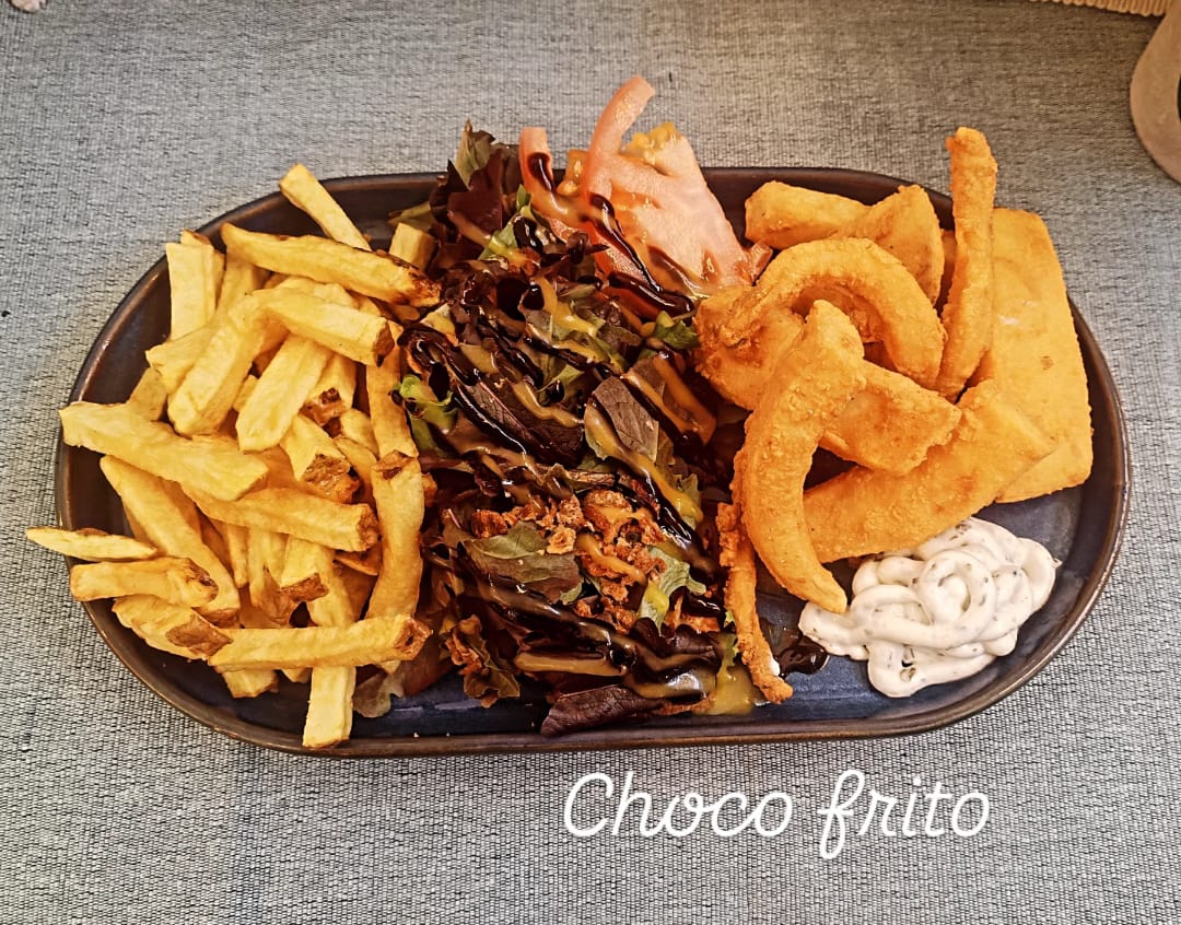 Choco Frito com batatas e salada