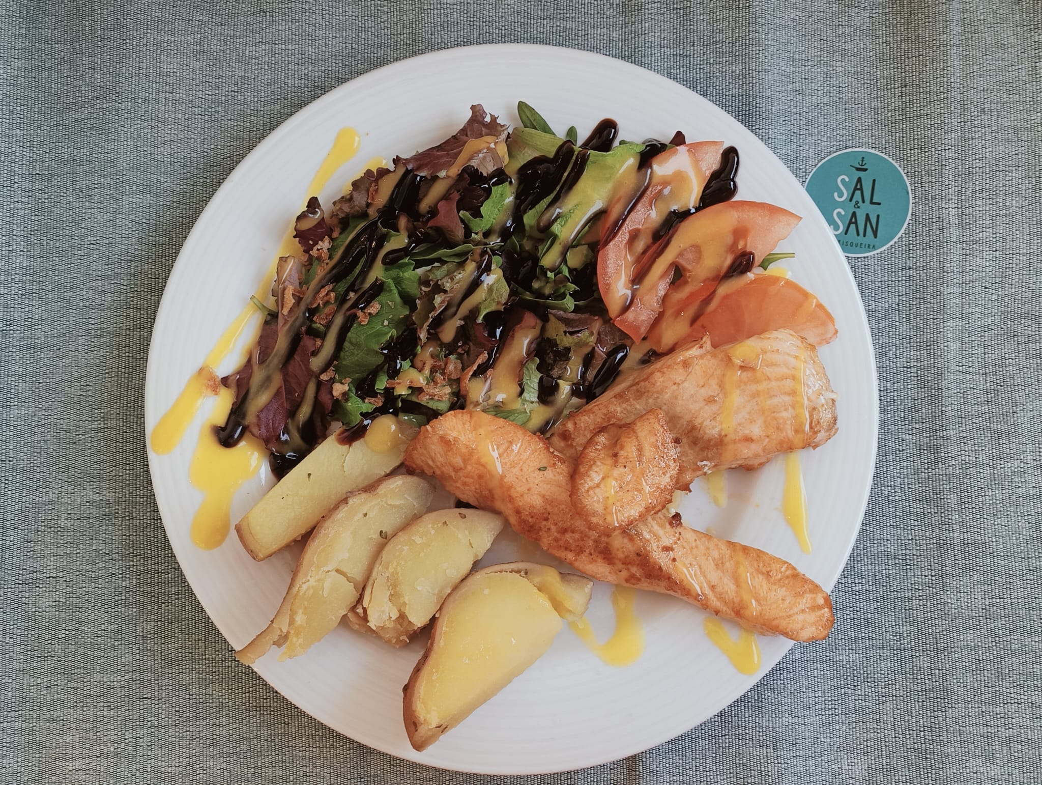 Salmão com molho de tangerina, mostarda e mel