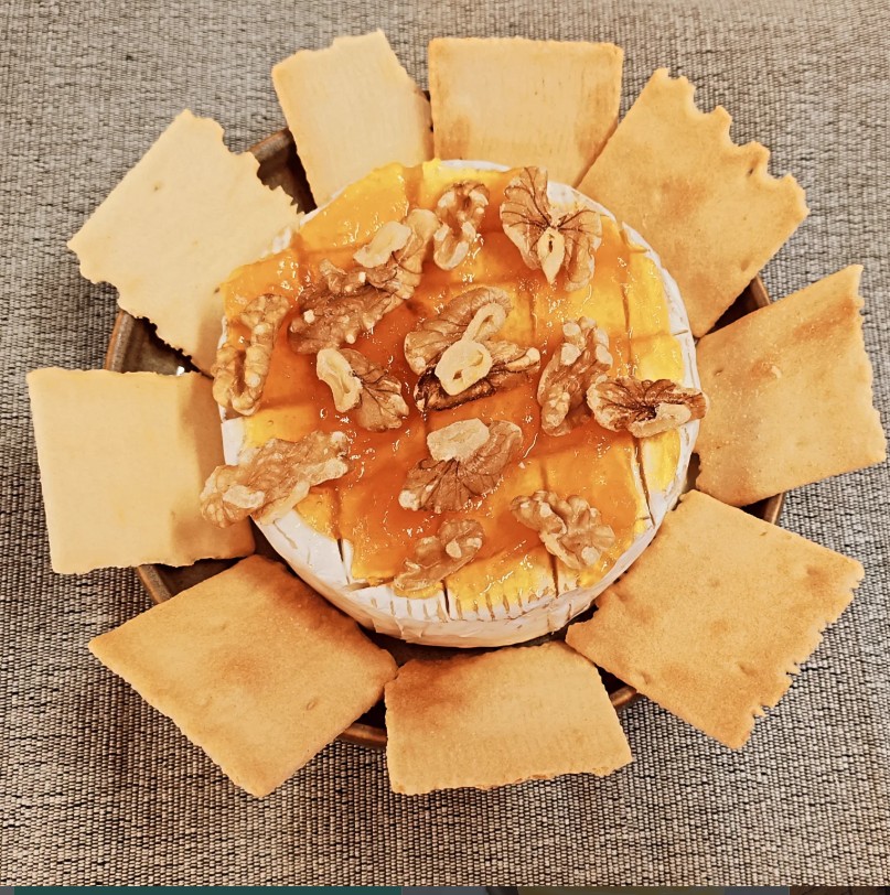 Camembert com compota de abobora e nozes