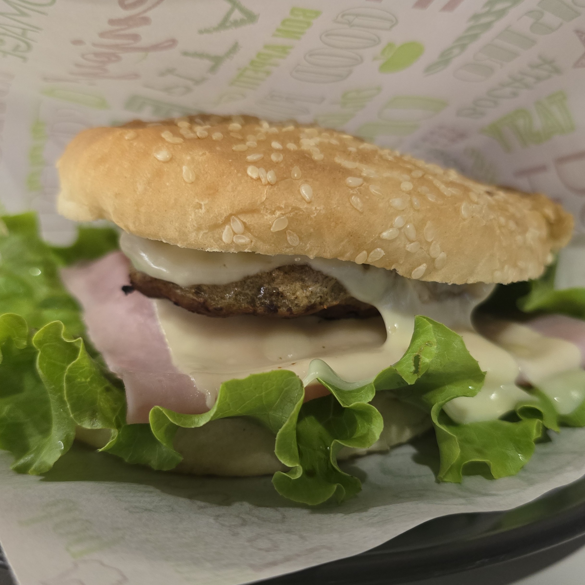 Nº2 – Pão,hamburguer,alface,tomate,cebola,fiambre,queijo